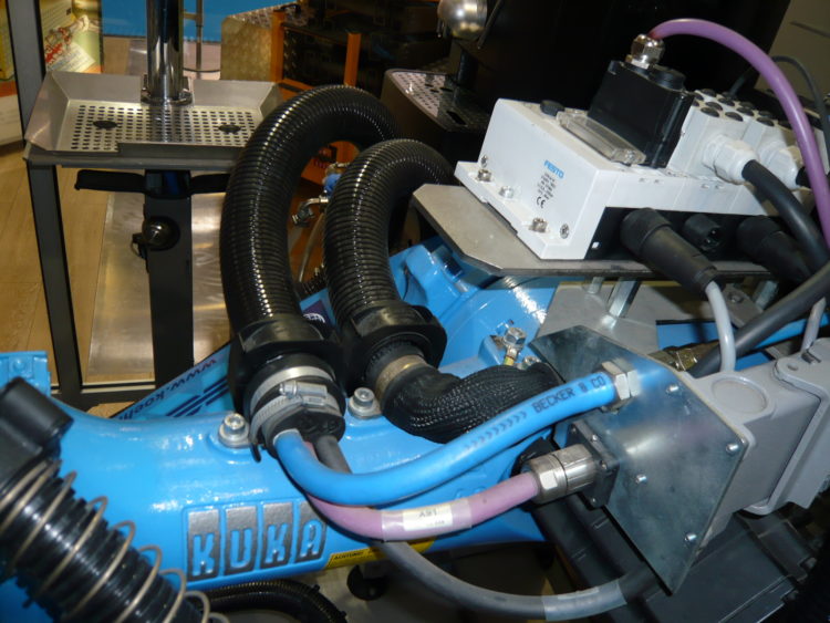 tubos corrugados abraçadeiras REIKU proteção cabos elétricos e mangueiras em robôs industriais ABB KUKA COMAU FANUC MOTOMAN YASKAWA UNVERSAL ROBOTS