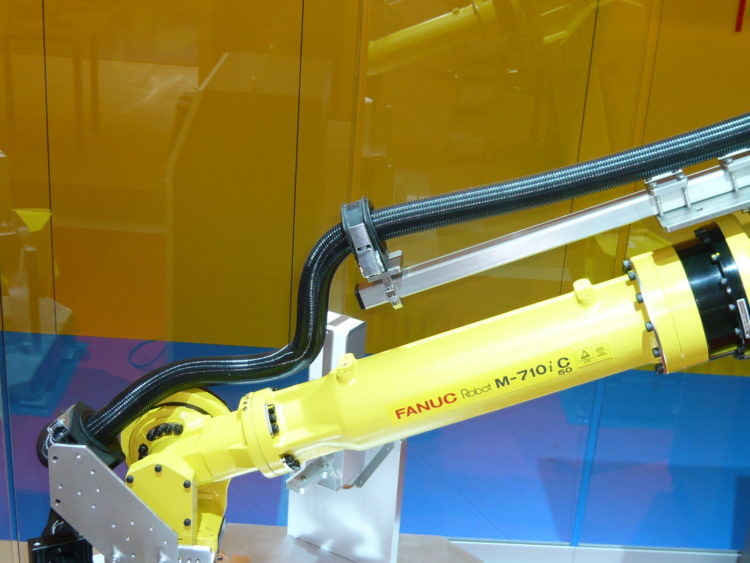 tubos corrugados abraçadeiras REIKU proteção cabos elétricos e mangueiras em robôs industriais ABB KUKA COMAU FANUC MOTOMAN YASKAWA UNVERSAL ROBOTS