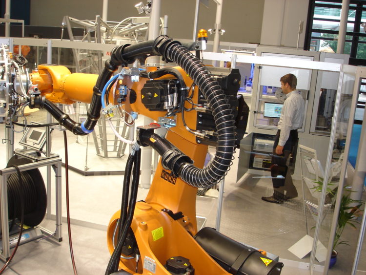 tubos corrugados abraçadeiras REIKU proteção cabos elétricos e mangueiras em robôs industriais ABB KUKA COMAU FANUC MOTOMAN YASKAWA UNVERSAL ROBOTS