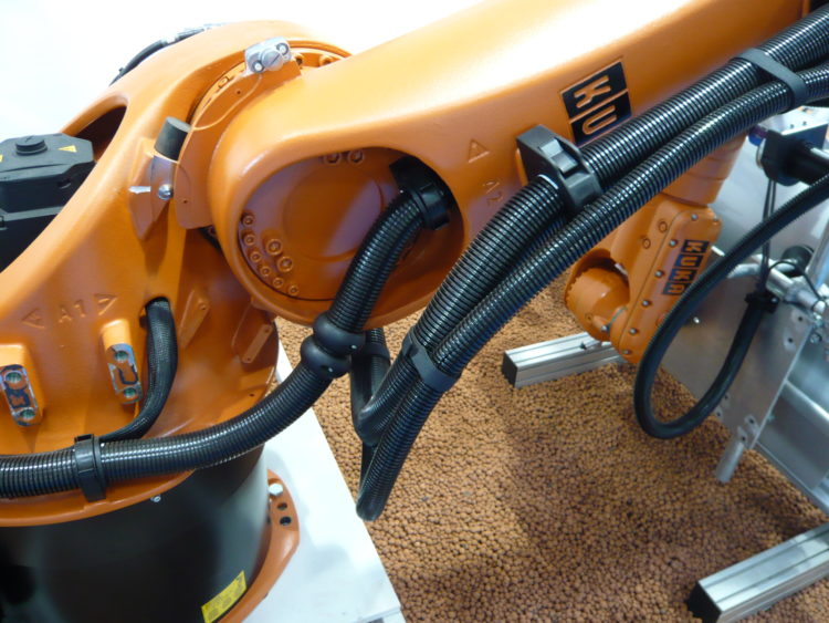 tubos corrugados abraçadeiras REIKU proteção cabos elétricos e mangueiras em robôs industriais ABB KUKA COMAU FANUC MOTOMAN YASKAWA UNVERSAL ROBOTS